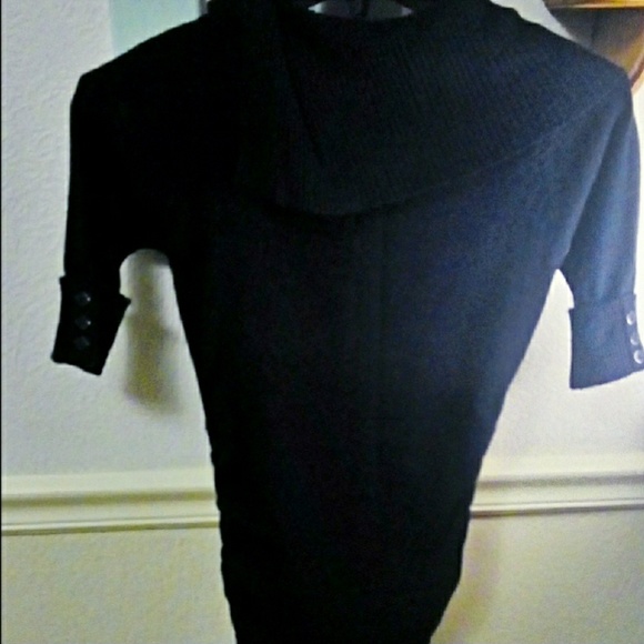 Figure hugging blue triangle button collar sweater - Picture 5 of 8